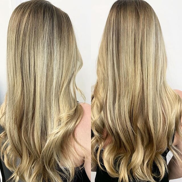 Honey Beige Blonde with a drop shadow root 🍯 &bull;
&bull;
&bull;
#honeyblonde #beigeblonde #contrast #shadowroot #rootsmudge #balayage #blondebalayage #blondehair #longhair #olaplex #marianilla #aiirprofessional #chicagohairstylist #northbrook #gle