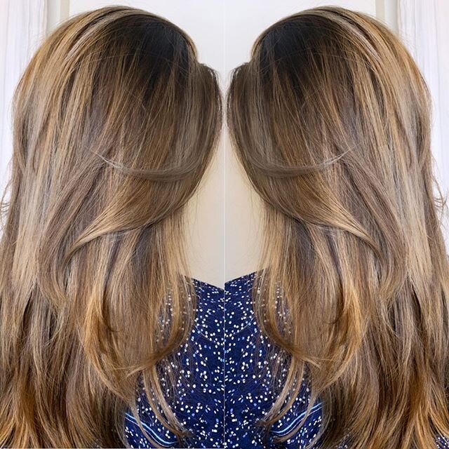 So much chocolate! 😍🤩
&bull;
&bull;
&bull;
#balayage #rootsmudge #dimensionalbrunette #dimensionalbalayage #dimensionalcolor #brownhair #brownbalayage #blondebalayage #haircut #haircolor #quarantinehair #2020hairtrends #2020 #glenviewillinois #chic