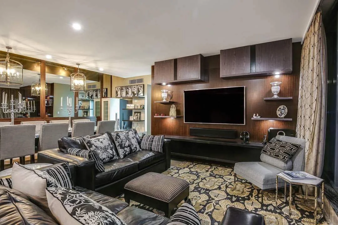 The result is an open plan space that opens onto large outdoor terraces, where the views can be enjoyed and where the clients enjoy enetertaining in the warmer months.