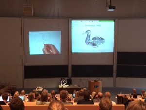 Gareth Morgan brillerede under sin forelæsning på SDU med at reintroducere den velkendte overhead projektor i sin formidling.