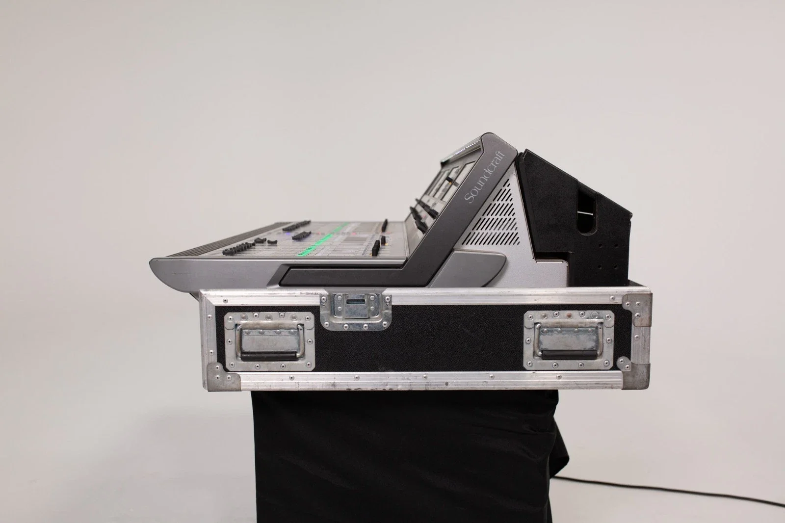 Soundcraft Vi3000 Digital Live Mixing Console for sale(9).webp