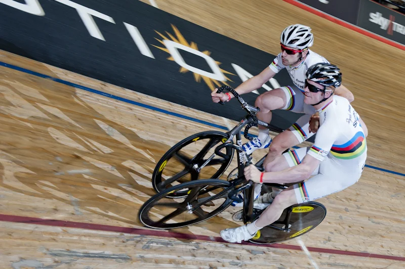 Capt. Andy Tennant changes with ‘Admiral’ Ed Clancy © Crankphoto