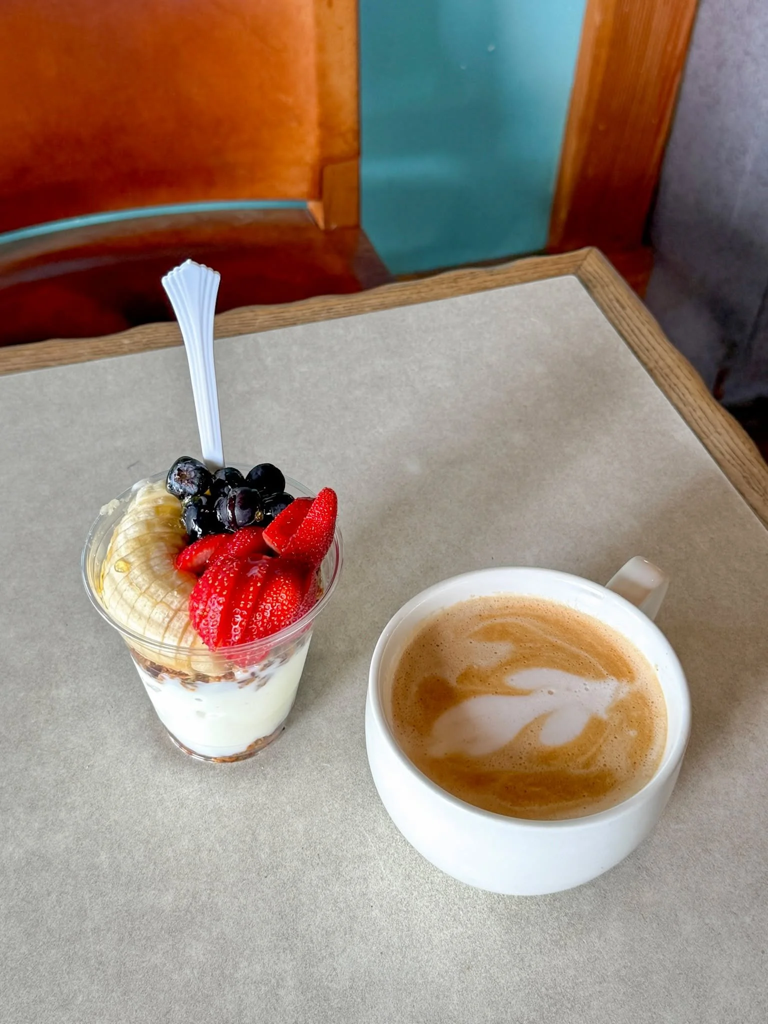 Come get your breakfast at Bogart&rsquo;s ☕✨ 
Grab a parfait and a coffee to start your day on the best foot!
