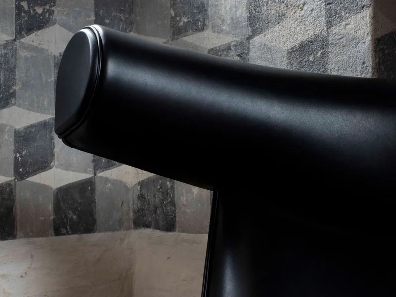 Erik-Jrgensen-EJ-100-Ox-Chair-in-black-leather (1).jpg