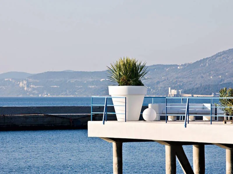 Serralunga-Vas-One-Planter-Lifestyle.jpg