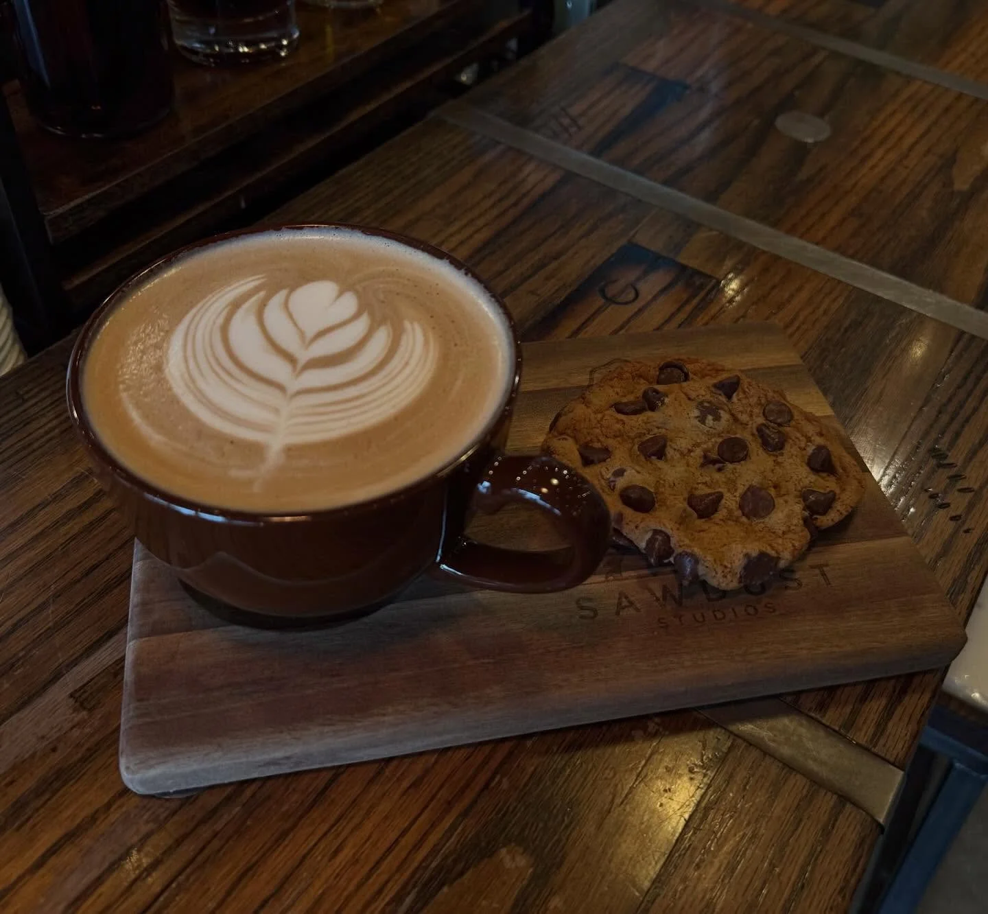 Dark chocolate latte, extra cozy and rich in all the right ways.
Paired with a fresh baked cookie from @wishflourbakery 🍪