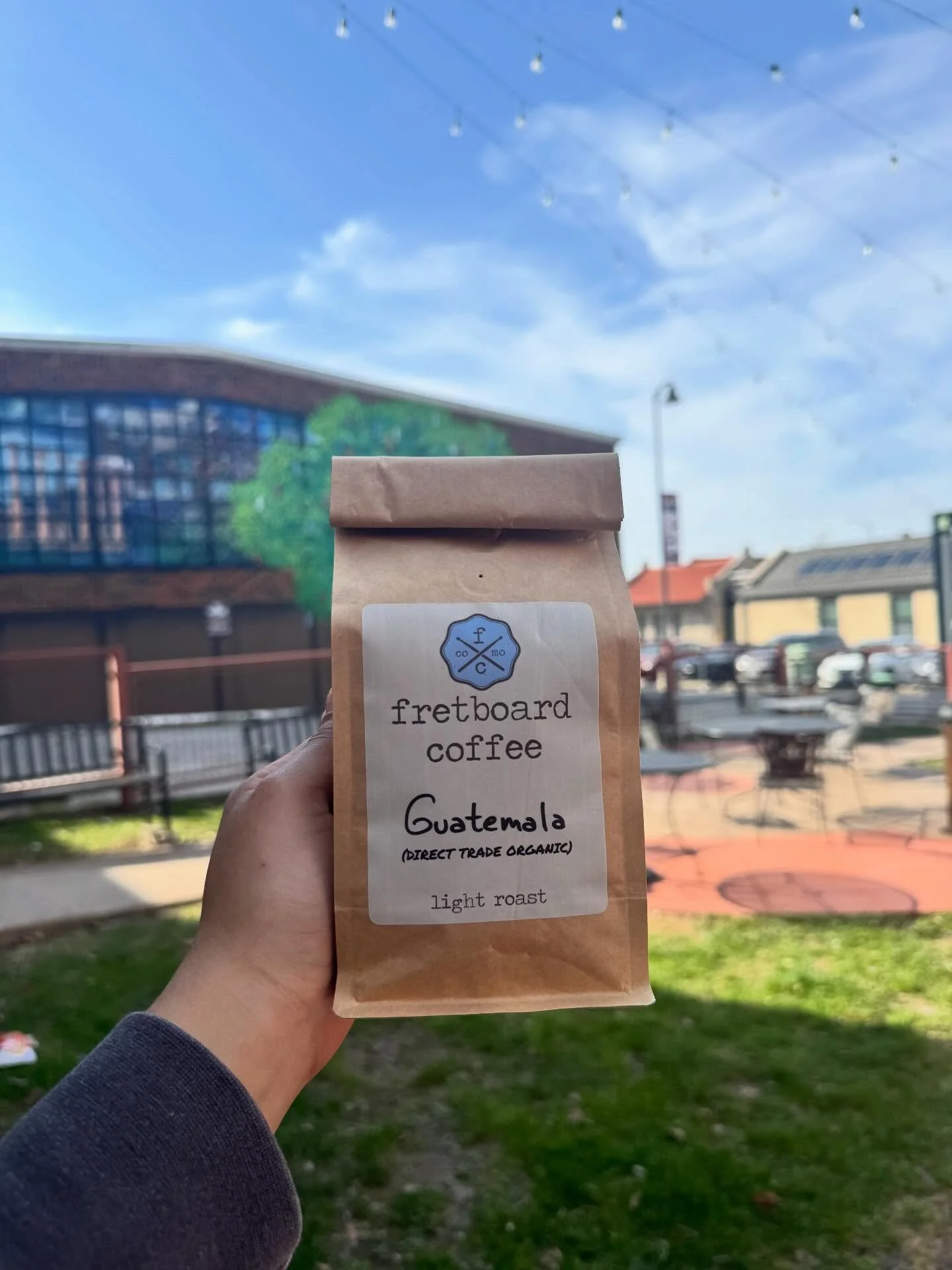 Hoja Blanca ☕️
Huehuetenango, Guatemala
Washed at 1,750&ndash;1,800 masl &mdash; Caturra &amp; Bourbon varietals.
Caramel sweetness, honeyed body, bright orange, and a soft floral finish.