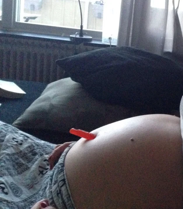 ... och i vecka 28 fick Molly sin första lördagsgodis. Det var gott lät hon hälsa.