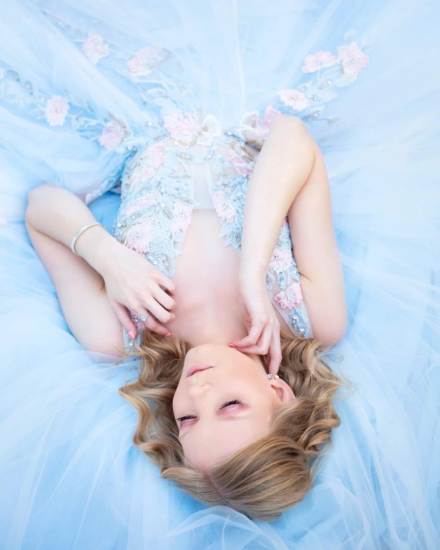 Current mood: what day is it, what time is it, what year is it, was it all a Dream? 
#dreamyaesthetic #ethereal #angelic #timetowakeup #promdress #bluetulle #fairytale #jspmuses #jamieskripacphotography #jspmuses #nwiphotographer #nwiseniorphotograph
