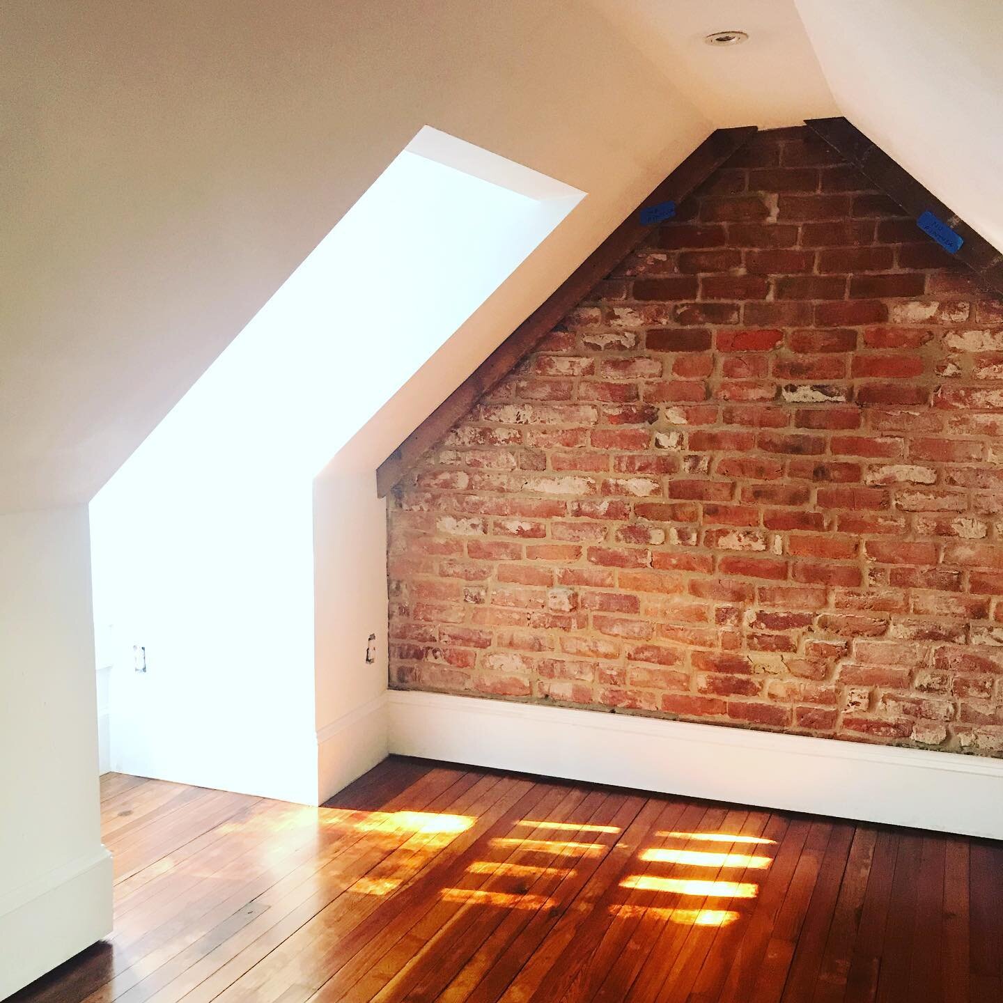 Let the sunshine in! #thisoldhouse #historicrenovation #atticbedroom 
#morninglight #exposedbrick