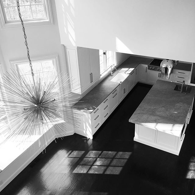 It's a whole new view from the catwalk ☀️ #letthesunshinein #whitekitchens #bardigliomarble #emtek #kellywearstlerstrada #tomdixonlighting  @sbeck19 @dushi_marble