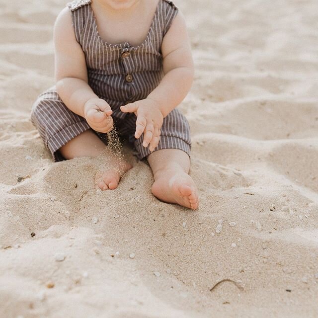 Loved photographing these sweet little baby fingers and toes 🥰 More from my session with the Howell &lsquo;Ohana on the blog! .
.
.
.
.
.
.
.

#loveandwildhearts #radlovestories #dirtybootsandmessyhair #belovedstories #wanderingphotographers #destin