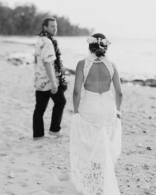 In between moments with Maka and Carl at Loulu Palm 🌴
.
.
.
.
.
.
.
.
.
#loveandwildhearts #radlovestories #dirtybootsandmessyhair #belovedstories #wanderingphotographers #destinationweddings #herecomesthebride #theknot #weddingwire #hawaii #hawaiiw