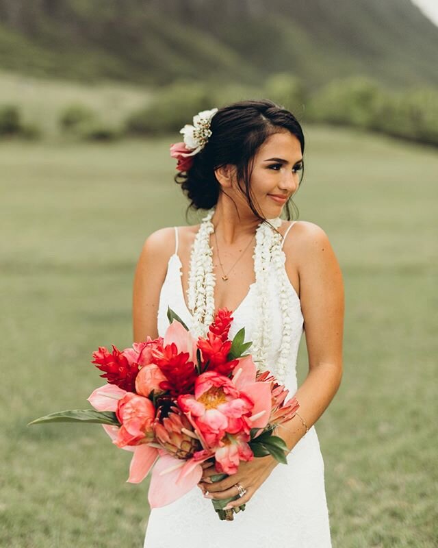 Chey was such a dream on her wedding day! Full wedding coming to the blog soon! Look at those flowers 🌺
.
.
.
.
.
.
.

#loveandwildhearts #radlovestories #dirtybootsandmessyhair #belovedstories #wanderingphotographers #destinationweddings #herecomes