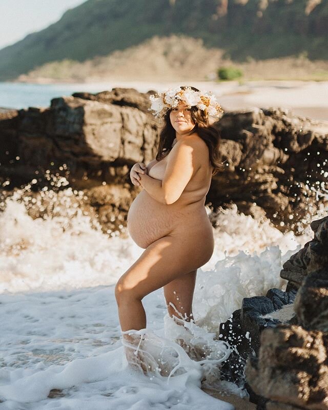It&rsquo;s pretty fitting that most of my maternity pics are nudes considering most of the maternity pics I take of other people are nudes 😬 shot by the incredible @rianonstephens