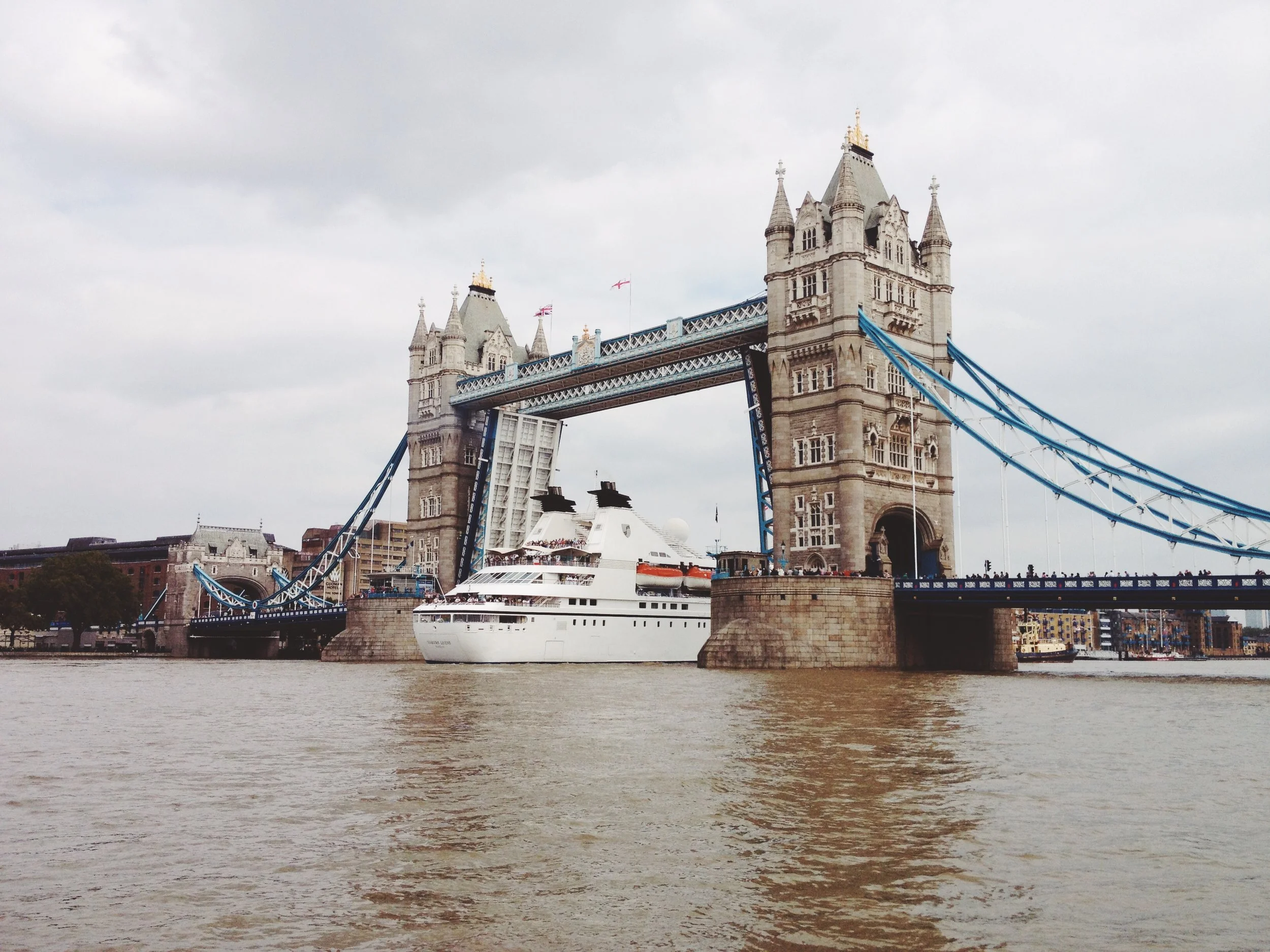 2015-07-Life-of-Pix-free-stock-photos-london-bridge-boat-robbye.jpeg