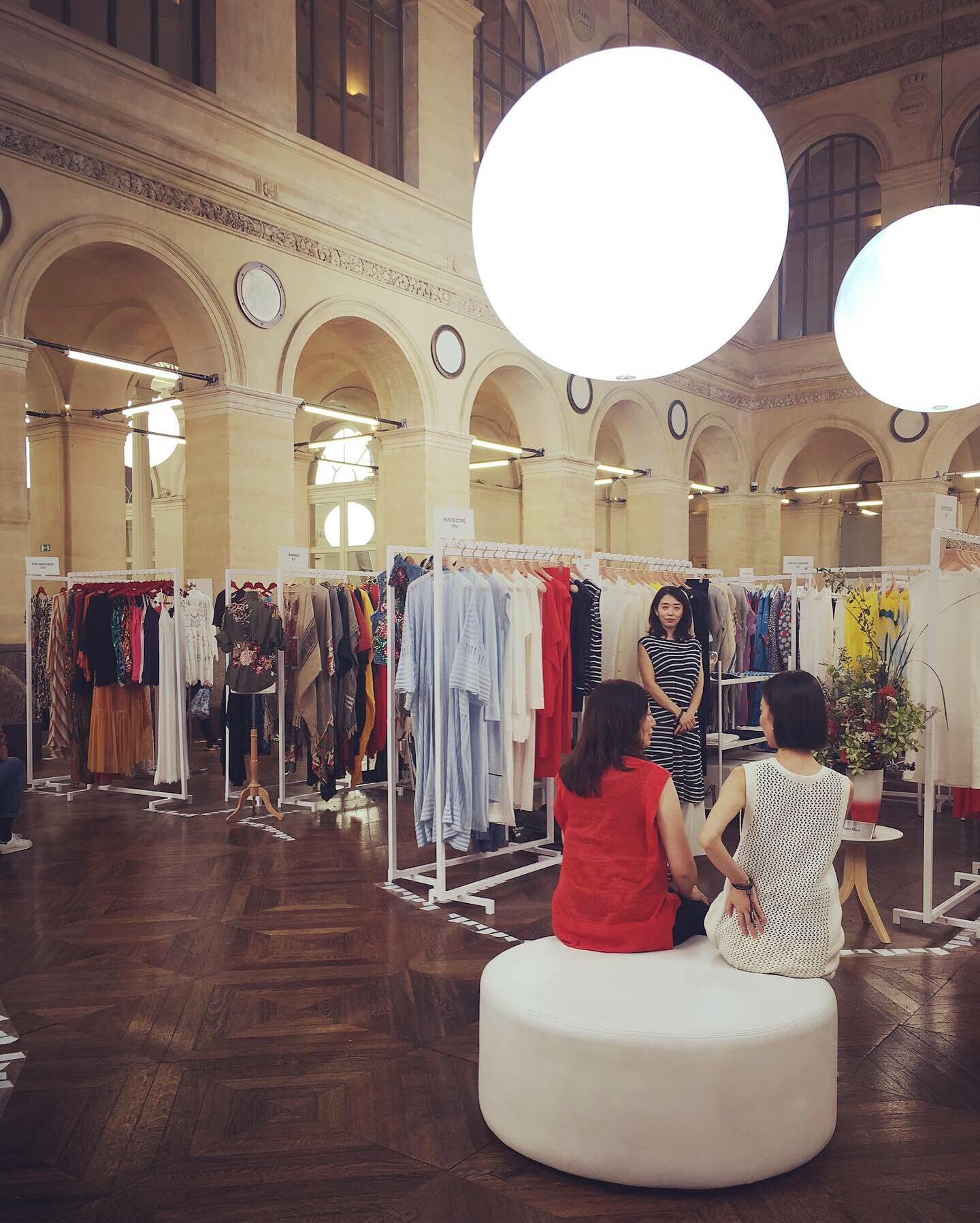 took a little instagram hiatus for a few months, but now I am back and reminiscing about Paris Fashion Week last October when I was perusing all the beautiful collections @tranoi_show 🏷
.
.
#throwbackthursday #tbt #tradefair #parisfashion #frenchfas