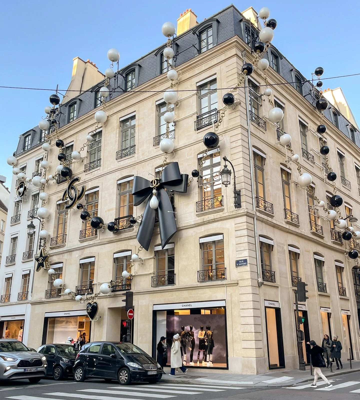 wishing everyone happy holidays! ✨
#ringstadretail #retailexpansion #brandexpansion #parisretail #chanel #ruesainthonore #ruesainthonoré #sainthonoré #sainthonore #parisshops #parisshopping #shoppinginparis #retailinparis #chanelparis