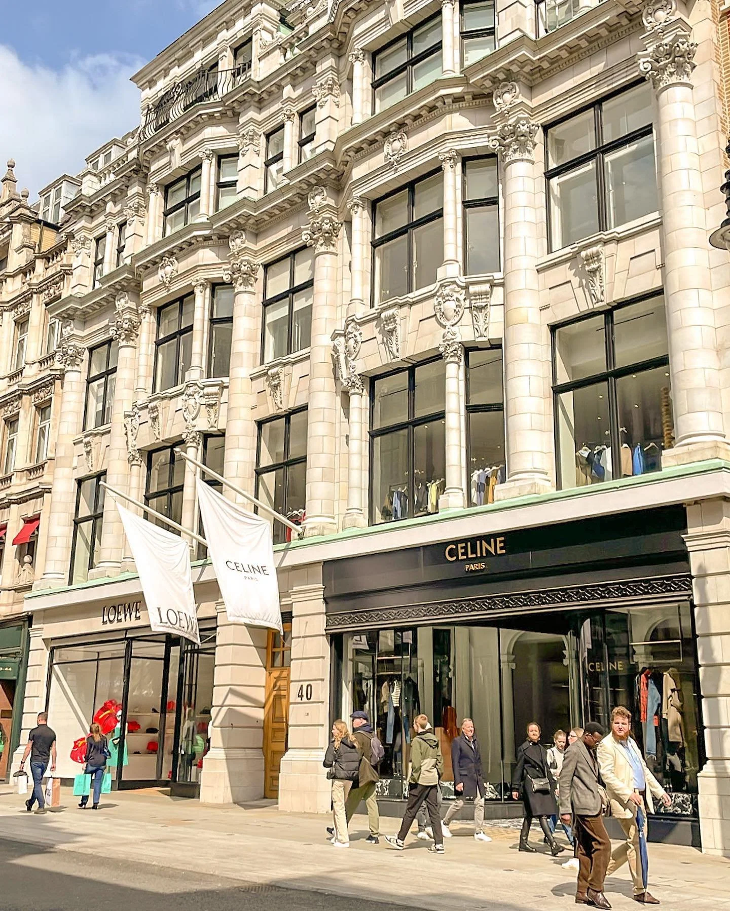 I was in London recently and it was great to peruse all the shopping streets ~ especially Bond Street with all the new luxury stores that are opening there. Recently read on @fashionnetworkcom that @ysl signed a record lease for £13 million per