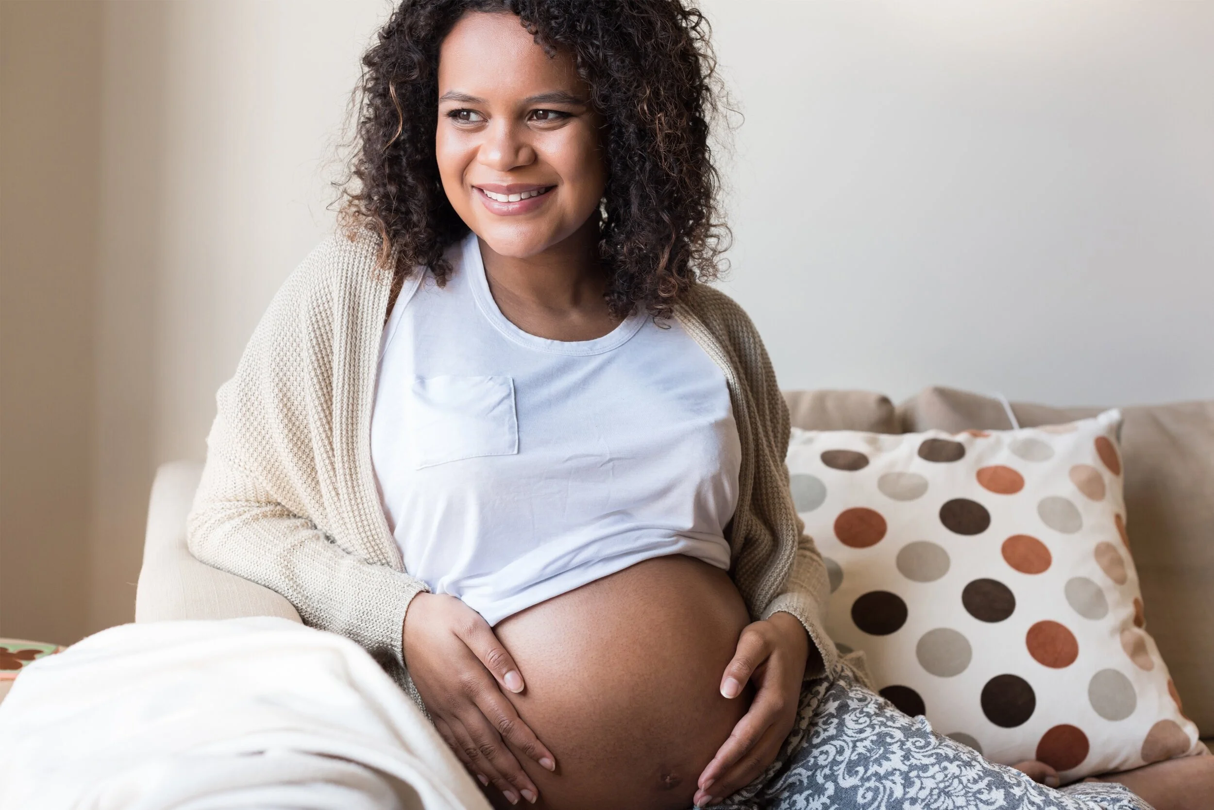 Health+HQ+pregnancy+chiropractor+-+expecting+woman+holding+her+tomach.jpg