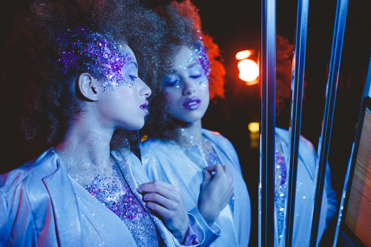 Model @hollyalannawilliams Photographer: @camerahannah Designers: @thecoutureco , @crownandglory_ , Jeweler @workingclasp , @janebowler Hair and makeup: @nicolahoneyartistry , Glitter @wishuponasparkle Lighting/Props: @grandeluxeco