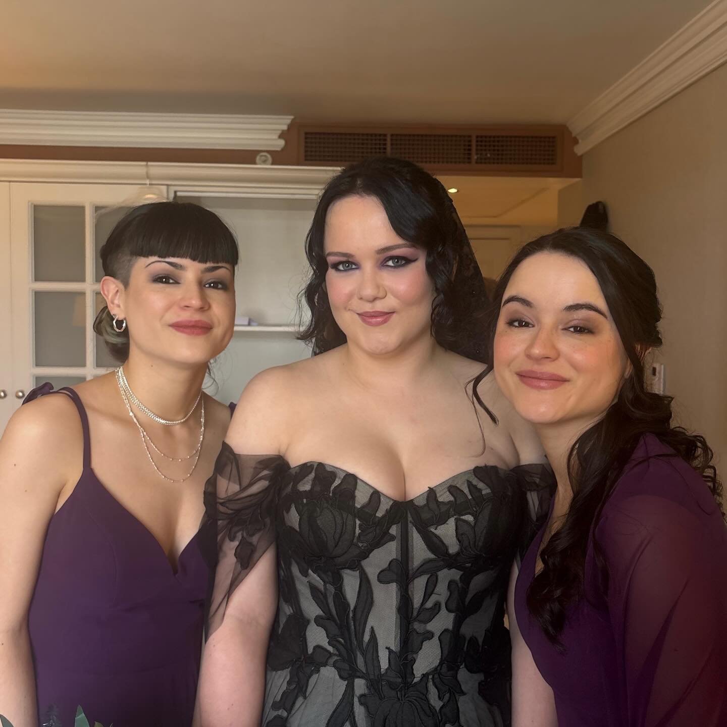 Tabby and her sisters ! Tabby got married at the @themountwithout_events #altbridalhairandmakeupartist #altbride #blackdressbride #alternativemua 
Bridesmaids Hair by @bristolweddinghair