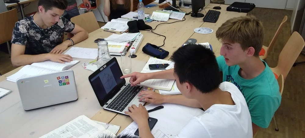 In the Serlo Lab Schools, learning assistants help students to research successfully. 