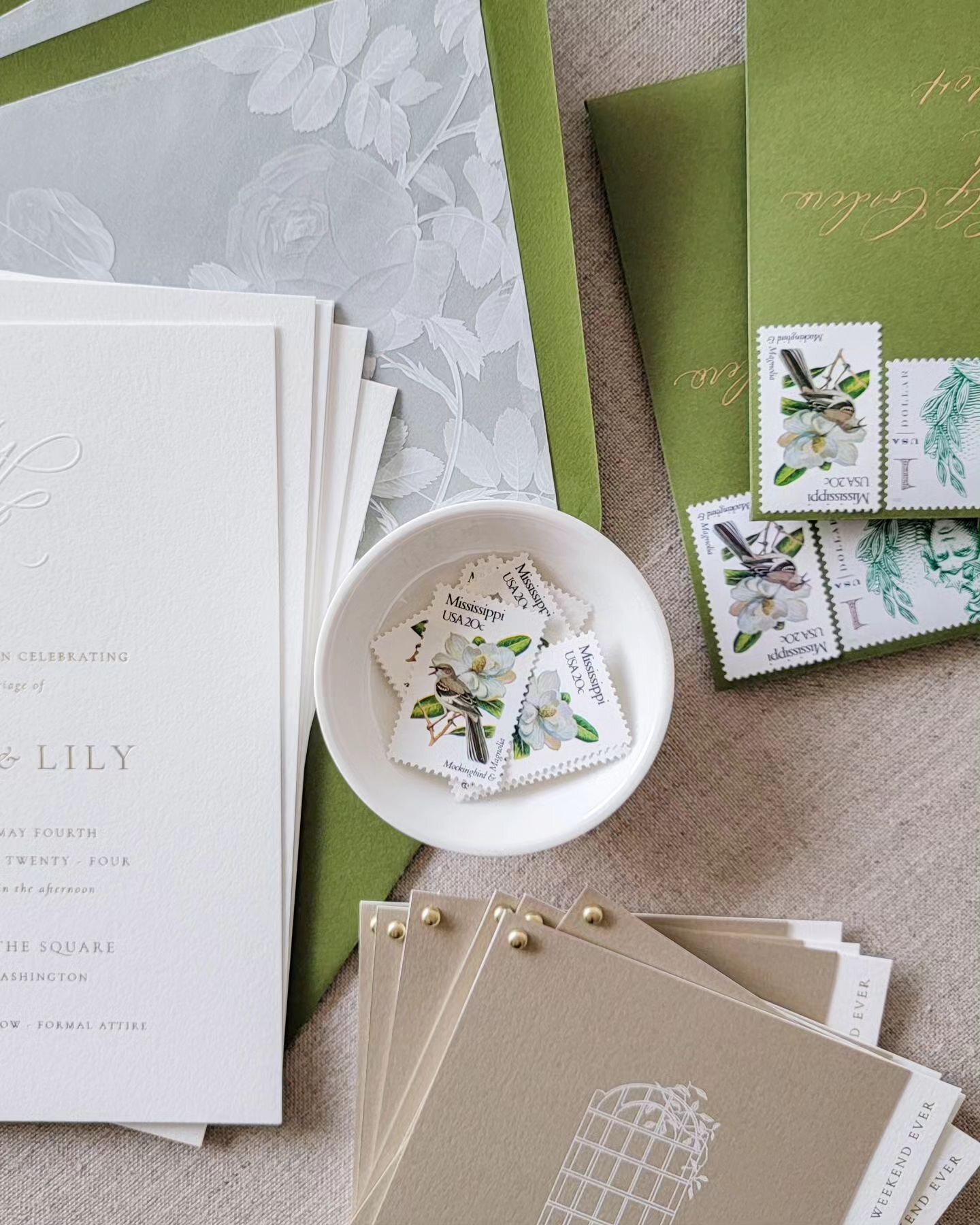 The garden is coming alive, and all of the spring greens + teeny flower buds are bringing me so much joy! ✨️🌿

L&amp;N's invitation suite is the perfect nod to Spring: olive green, shades of gold, and gorgeous florals printed on vellum. Swipe to see
