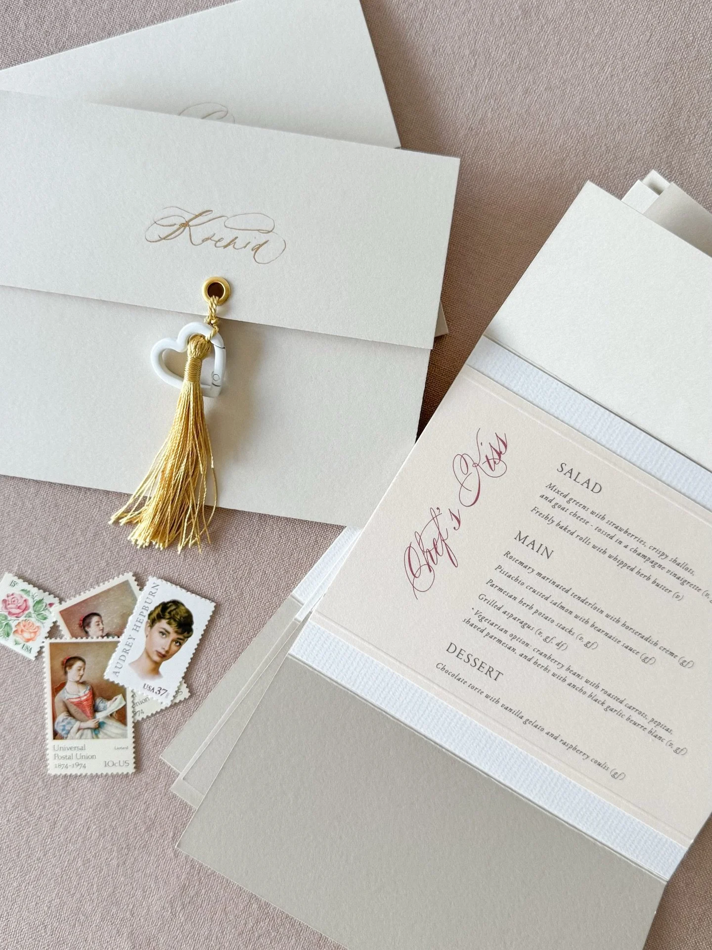 Neutrals, textures, tassels, and a pop of hot pink for these private event menus (and how could I resist a chic carabiner as a gift for guests?) 💕🤌
_____

#krisannaelizabethdesign #littlethingstheory #weddingmenu