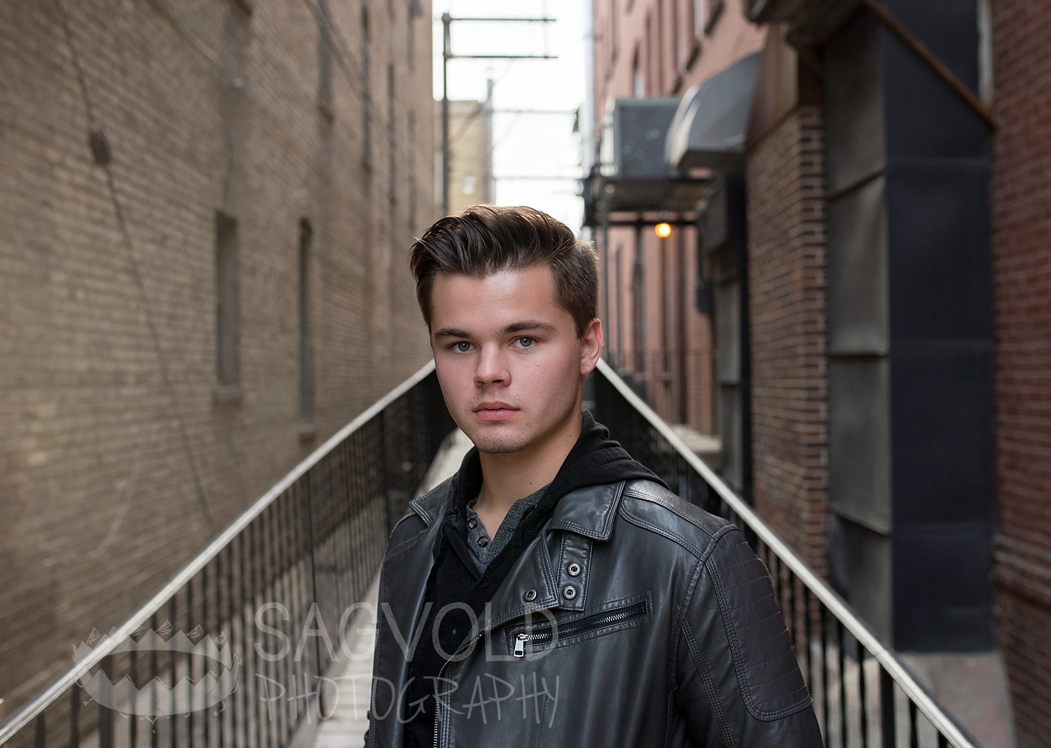 Senior boy leading lines pose Fargo ND senior photographer Janna Sagvold Photography