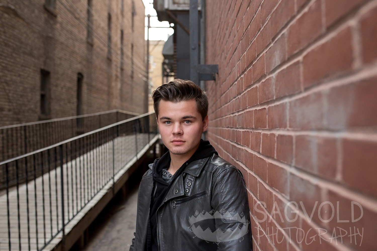 Senior boy leading lines pose Fargo ND senior photographer Janna Sagvold Photography