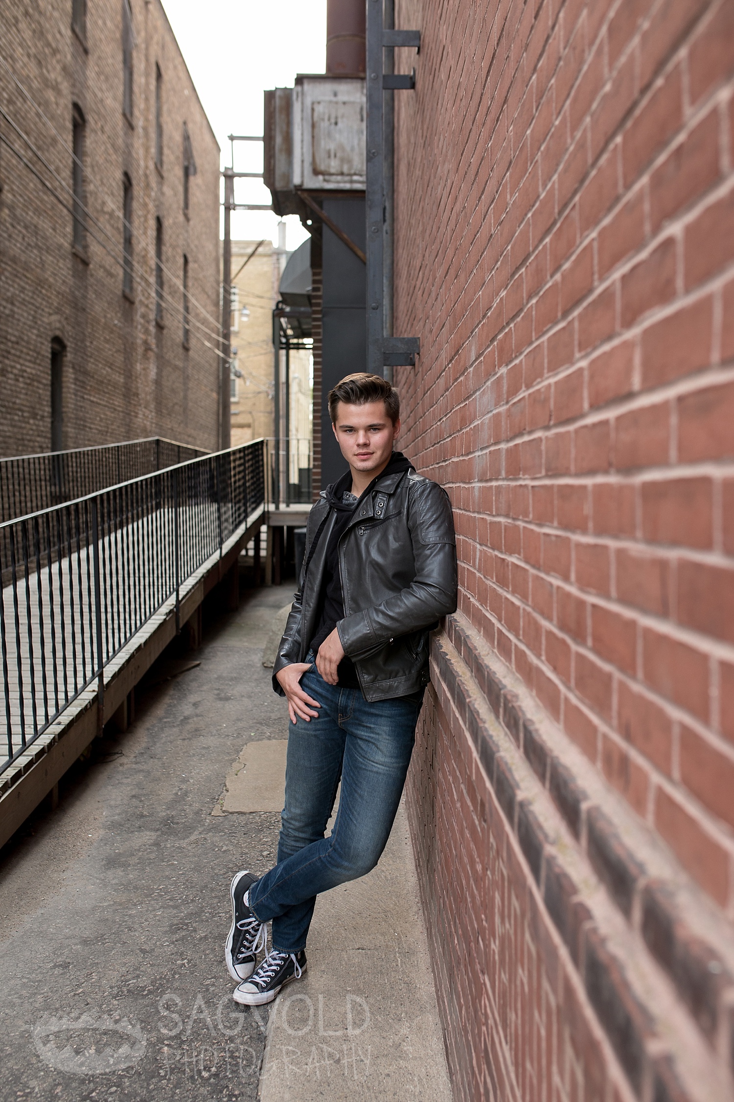 Senior boy leading lines pose Fargo ND senior photographer Janna Sagvold Photography
