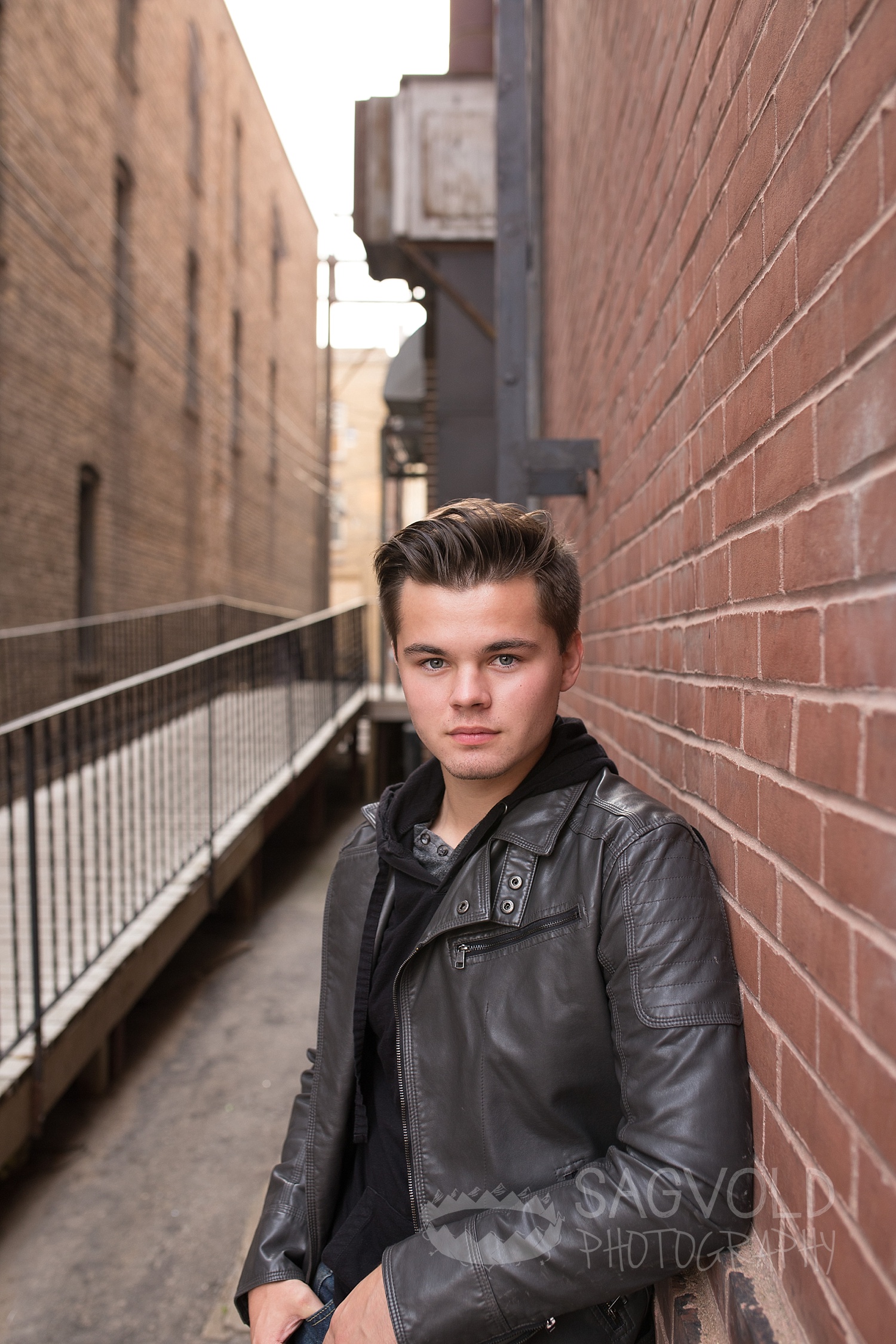 Senior boy leading lines pose Fargo ND senior photographer Janna Sagvold Photography