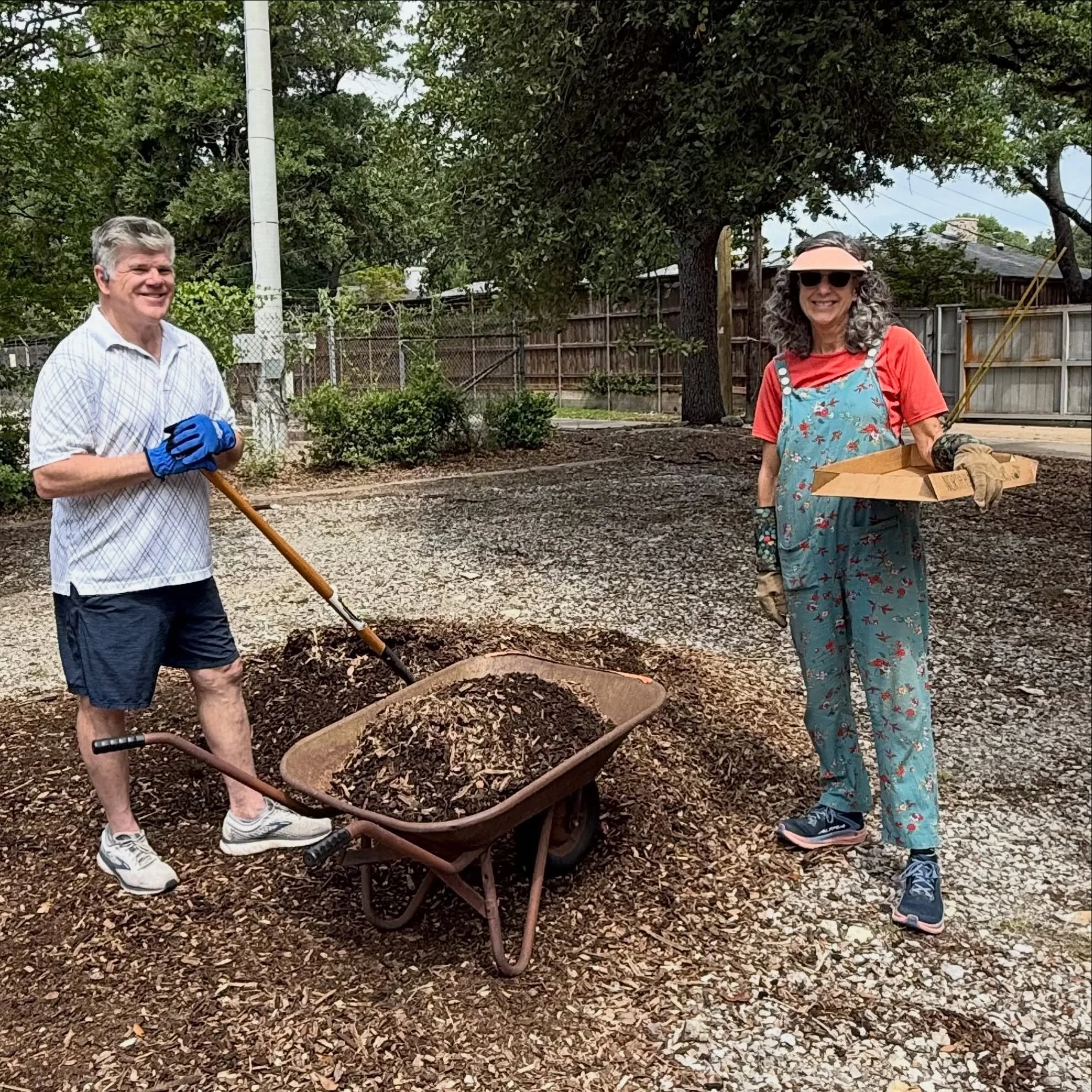Our Welch garden volunteers hard at work! They spent Friday planting, weeding, and spreading mulch! Thank you volunteers. 🤩
