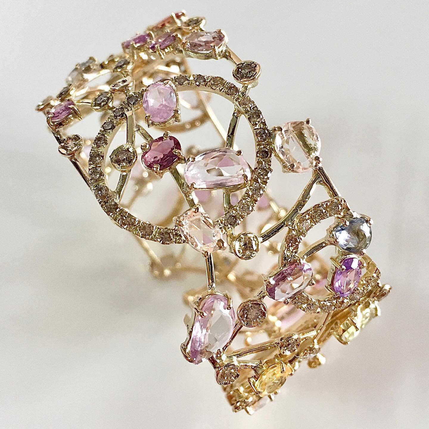 La vie en rose
Sapphires, cognac, whiskey and tea diamonds