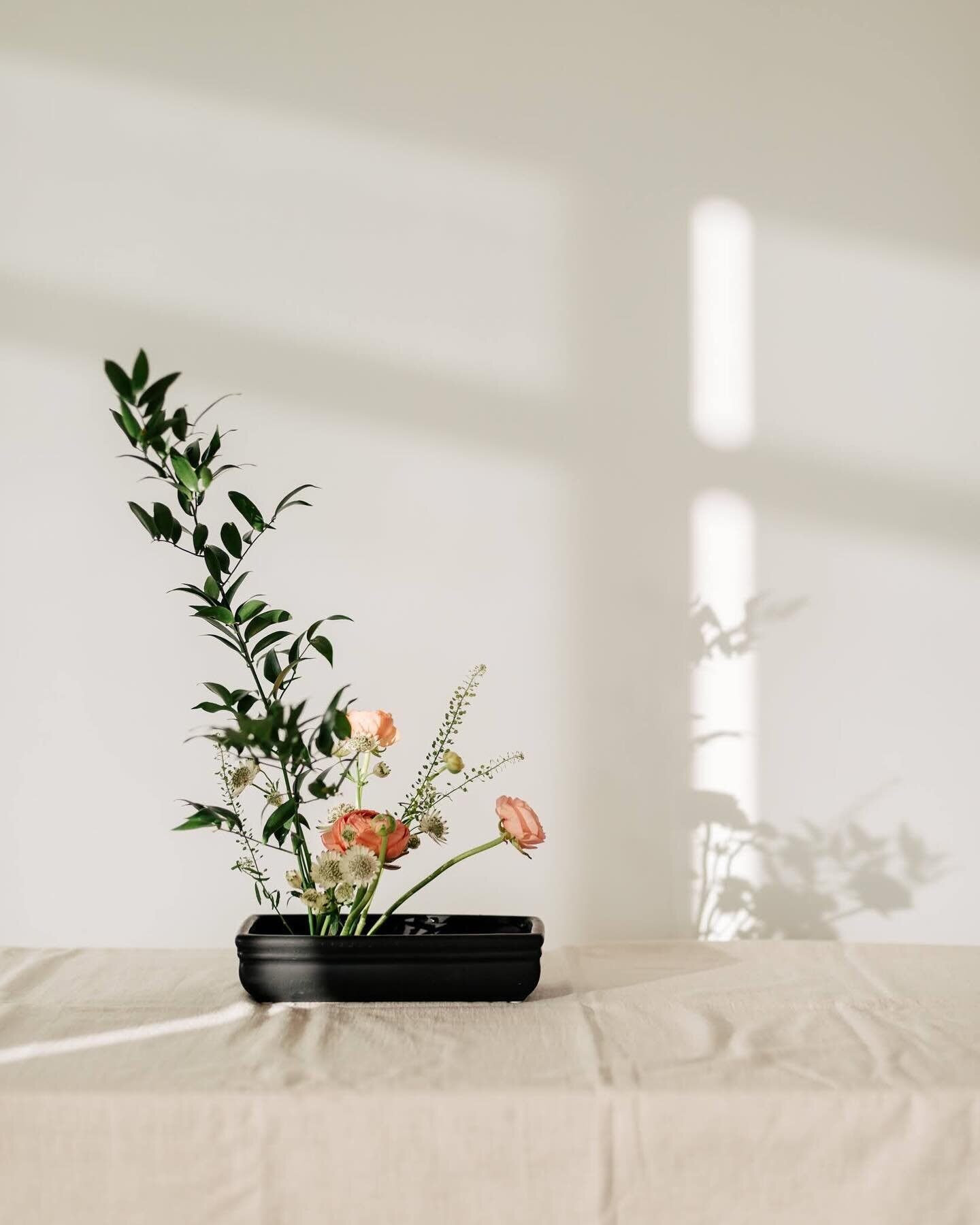 Have you ever tried ikebana? I made this at a baby sprinkle and it turned out so nicely. We had a workshop on this Japanese art of arranging flowers, taught by @ikebanaya. She showed us each step and explained the process before we tried it ourselves