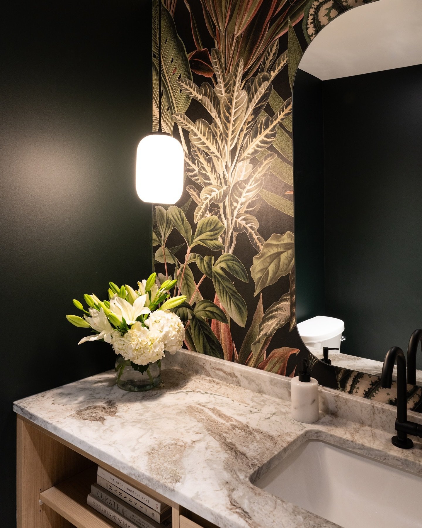 Wall colour or wallpaper in a powder room? @studio.alc designed this with both and they work really well together. The final touch is this beautiful pendant lamp that adds light and ambiance.

More often than not, I&rsquo;d turn off the lights, but t