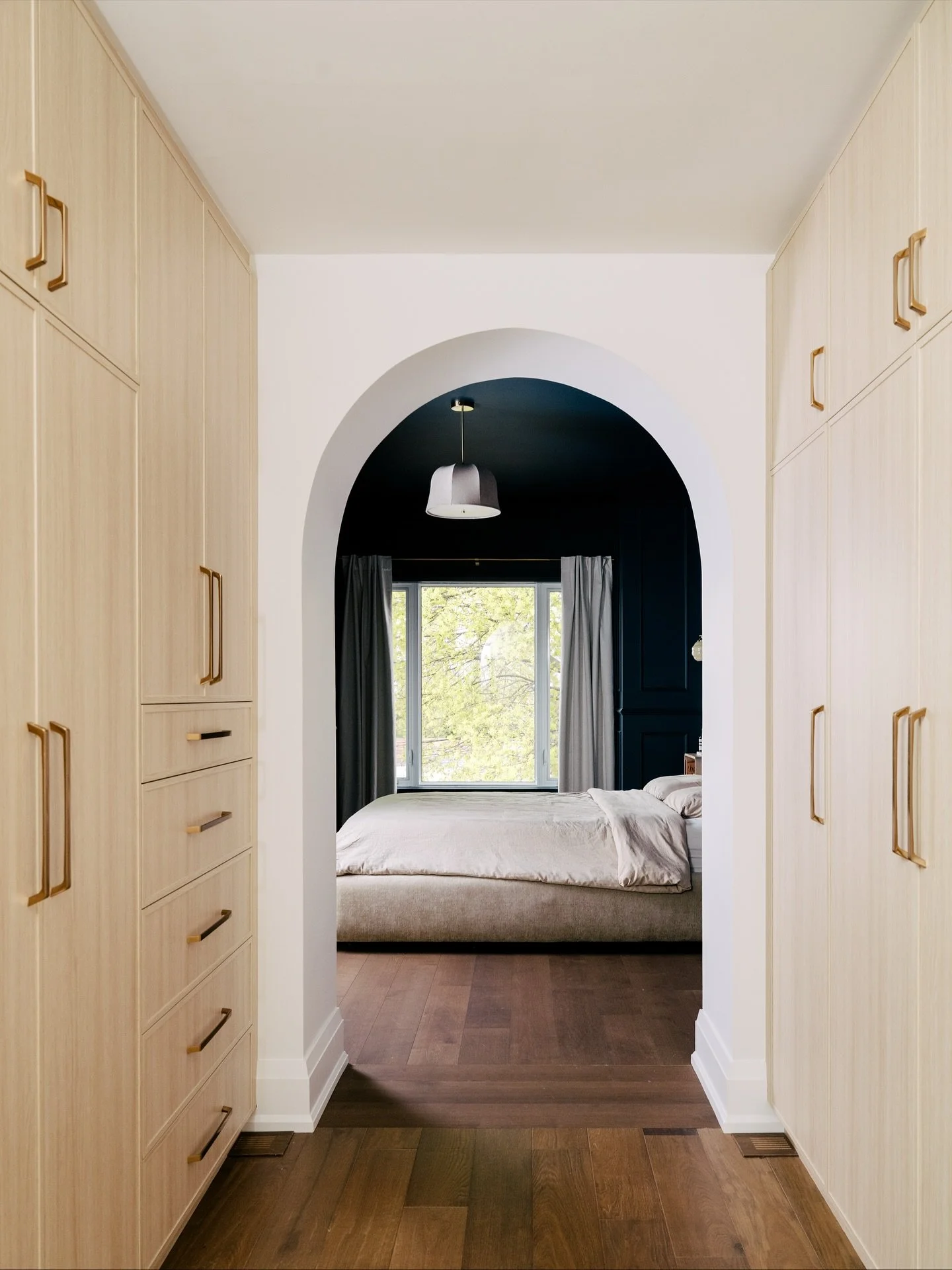 There are walk-closets, but have you seen walk-through closets? This one is beautifully designed and is an efficient use of space, topped off with an arch detail to welcome you to your primary bedroom every night.

Build: @alairhomes.toronto 
Archite
