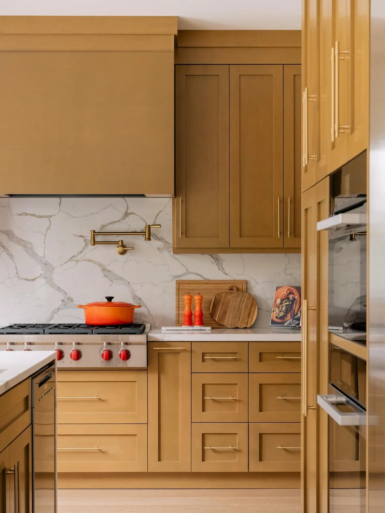 The most lalala Stars Hollow kitchen I ever did see 🍁🍂 But it&rsquo;s a great kitchen all year round ☺️

Interior designer: @belyndacheninteriors

#interiordesign #kitcheninspiration #autumn #torontohome #interiorphotography