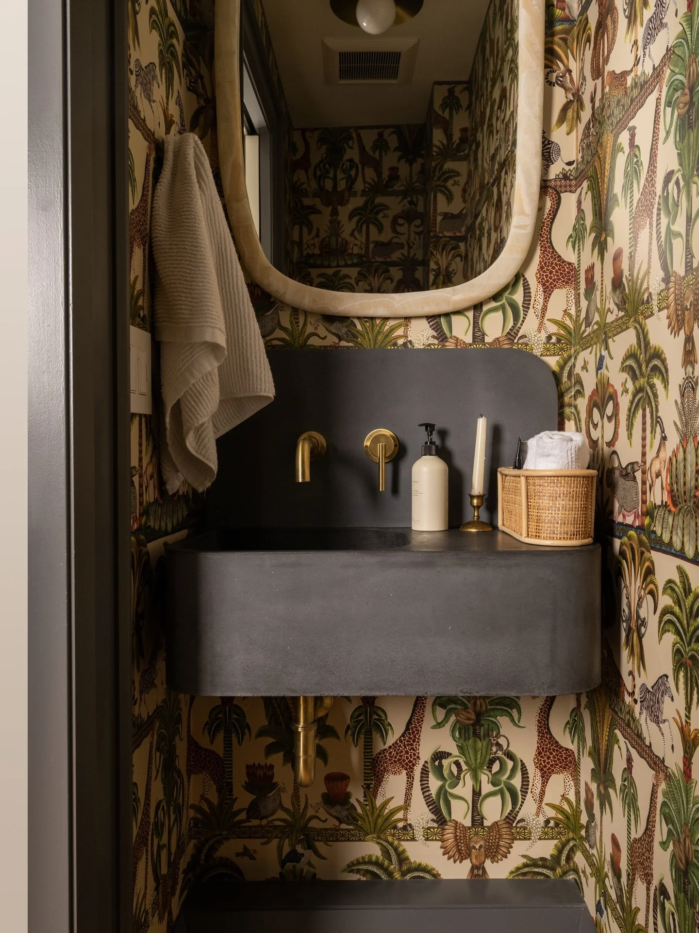 Powder rooms: small space + big personality and fun ✨

I&rsquo;ve photographed many powder rooms and what they have in common is that the amount of space didn&rsquo;t limit the interior designer&rsquo;s creativity. When designers are given the green 