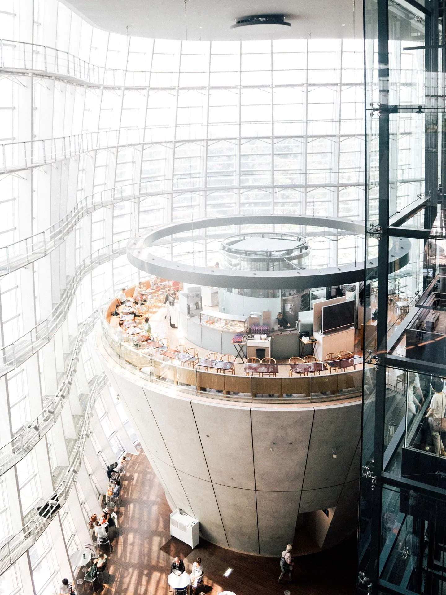 This 2016 trend came at the perfect time 🤭 That summer, we went to Japan, Taiwan, Singapore, and Hong Kong, which is THE hottest time to visit. The moment you step outside, you instantly start to sweat. Even I, someone who&rsquo;s usually cold, was 