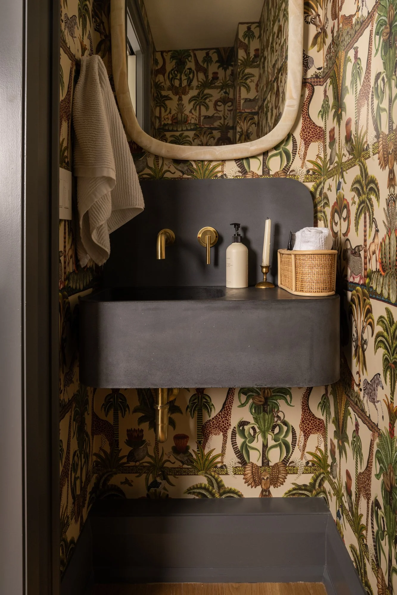Powder room: Small and powerful wallpaper (Alair Homes)