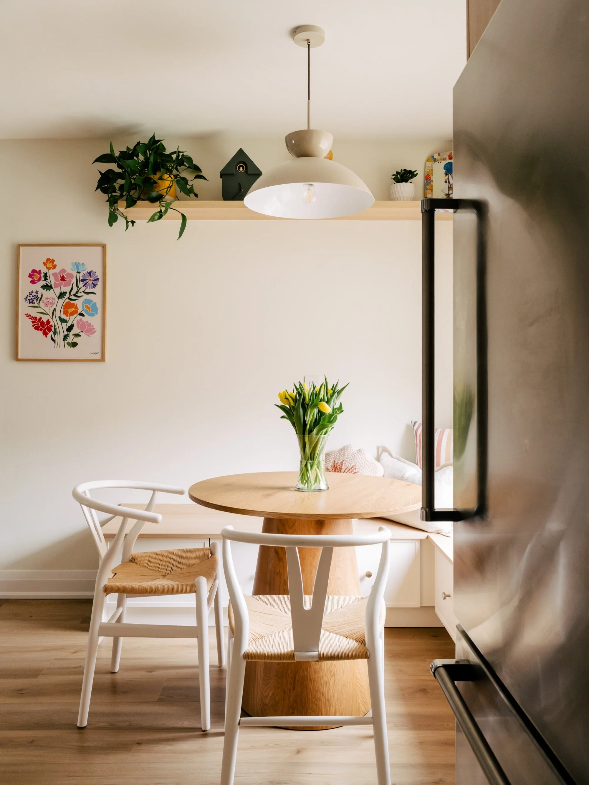 How to turn that kitchen corner into a cute coffee shop at home:
1. Create a dining area with a banquette by the window.
2. Add personal touches throughout the space ✨ The homeowner kept a lot of vintage kitchenware from her childhood and now they&rs