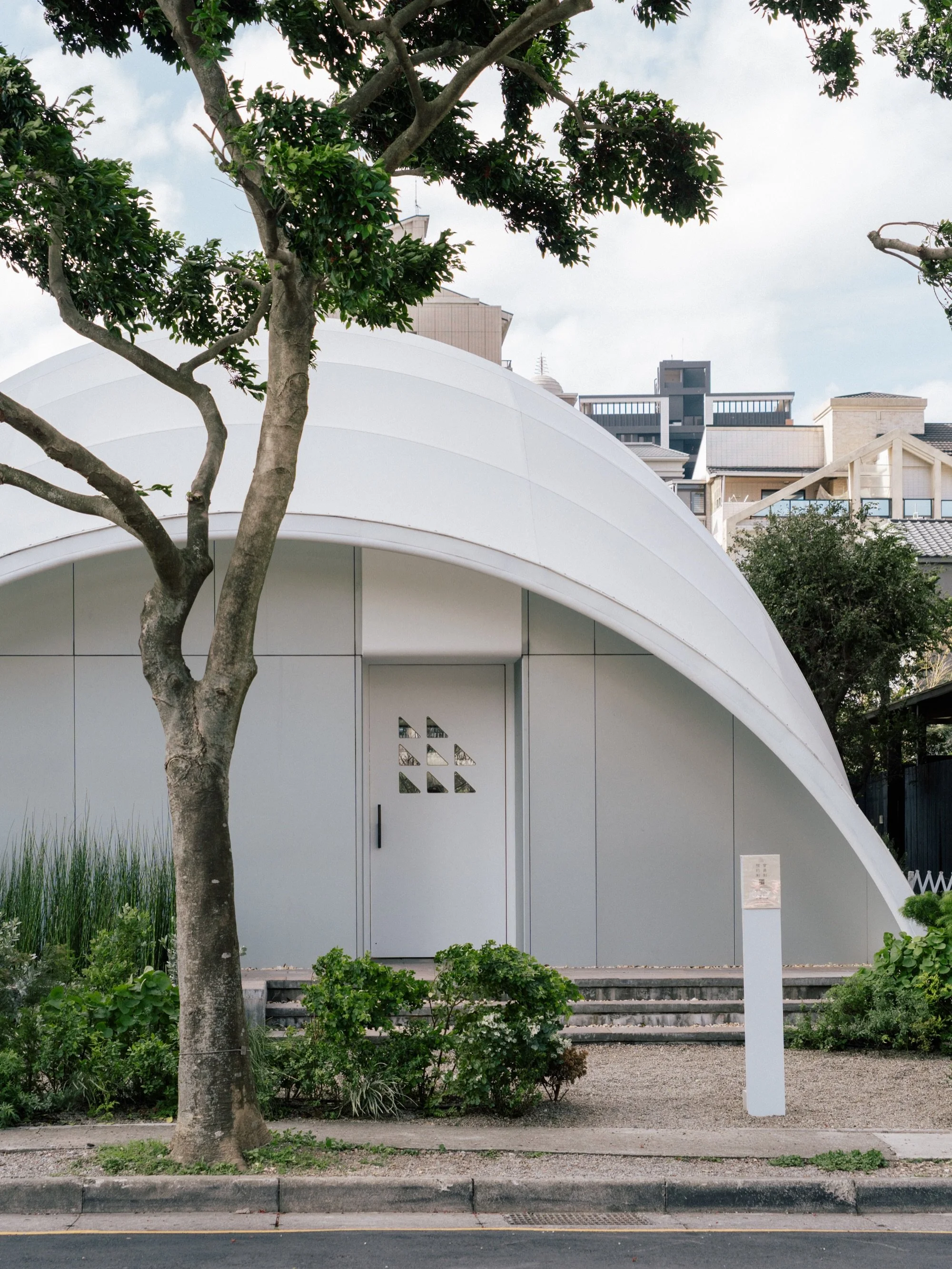 Interiors and exteriors of Taiwan ☺️ Save these for your trip!  Besides great food and beautiful nature, there are so many interesting buildings from traditional to modern. Here are a few of the modern 

1. @rbc_coffeehead: A cool minimalist dome-sha