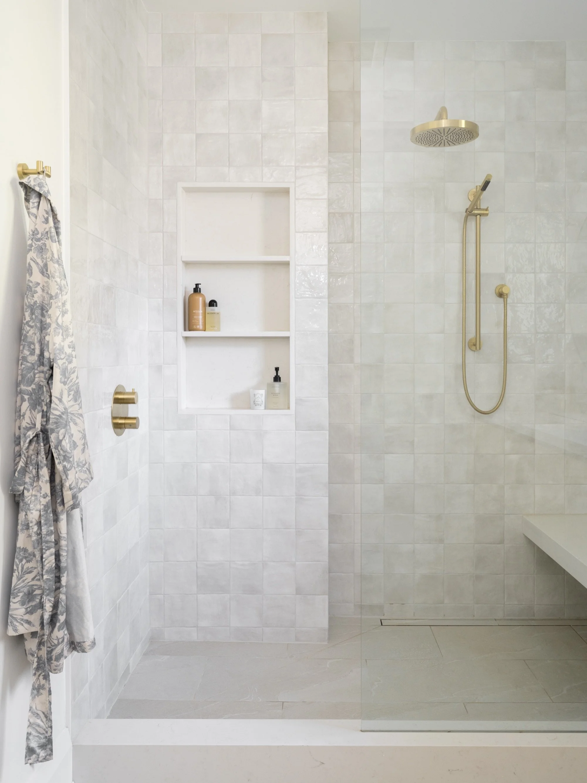 Two features that stand out in this primary bathroom:
1. The beautiful tile that extends outside of the shower 
2. The extra large sink for the double faucets instead of two separate sinks

Build: @alairhomes.toronto 
Photography: @janetkwan

#interi