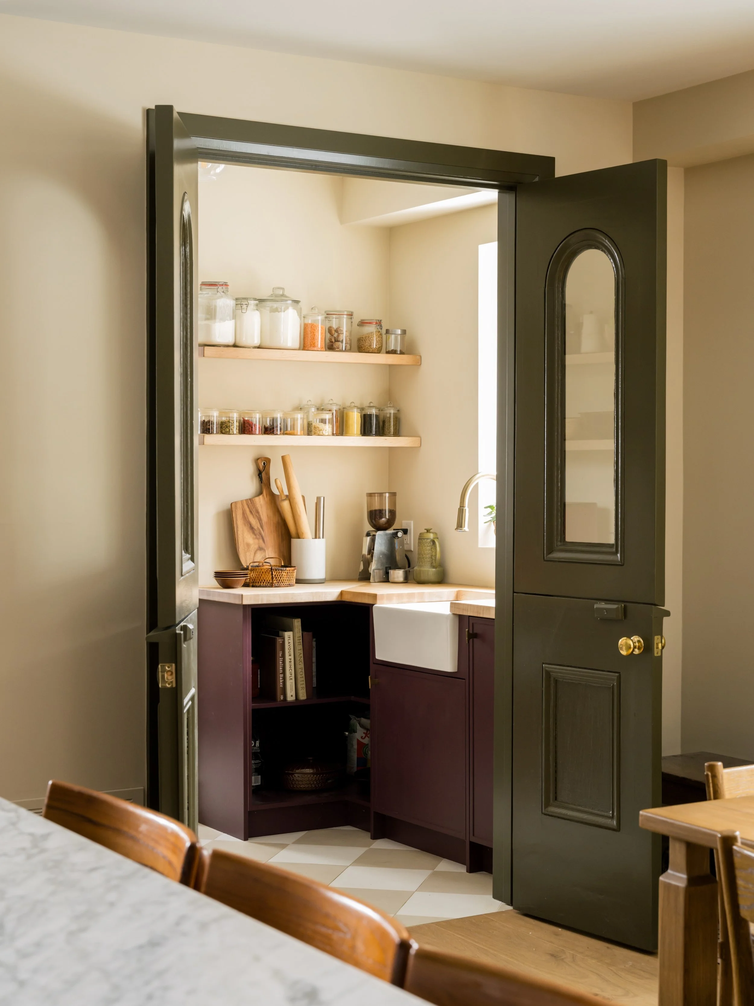 Need to keep the kids and pets out of the pantry? @creativedesigntherapy designed this kitchen with Dutch doors to do that while one person is prepping inside. Swipe to see how it works 👉🏻

It allows you to pass dishes or kitchen tools in and out w