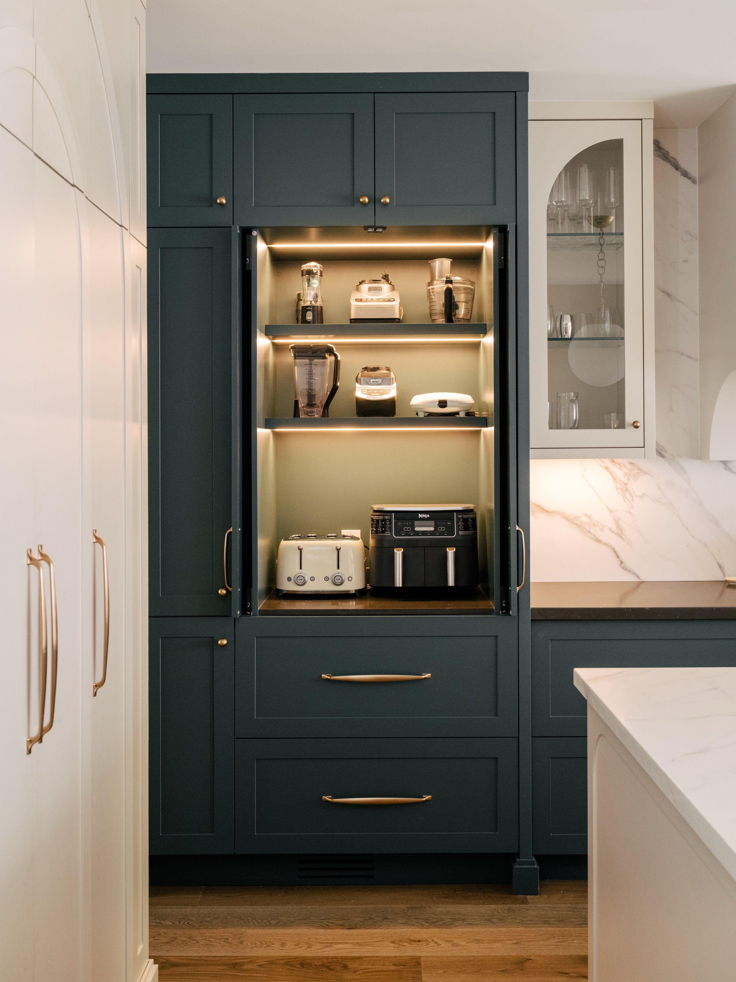 Kitchen storage inspo: How do you keep your countertop clear of appliances? An appliance garage can do that for you

Build: @alairhomes.toronto
Photography: @janetkwan

#kitcheninspo #alairforesthill #interiordesign #houseandhome #homesandgardens

It