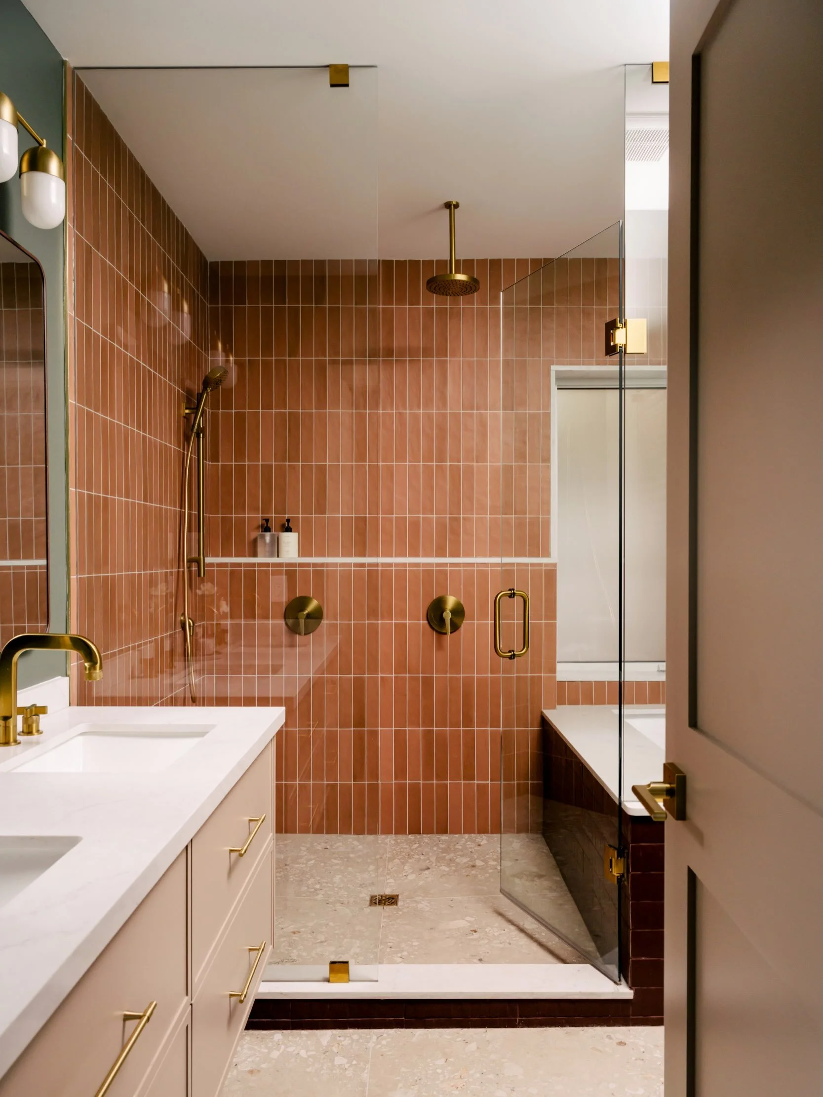 @creativedesigntherapy designed this primary bathroom by combining colours to create a mood and designed it to be functional and practical for the whole family, including the canine and feline family members ☺️

Interior design: @creativedesigntherap