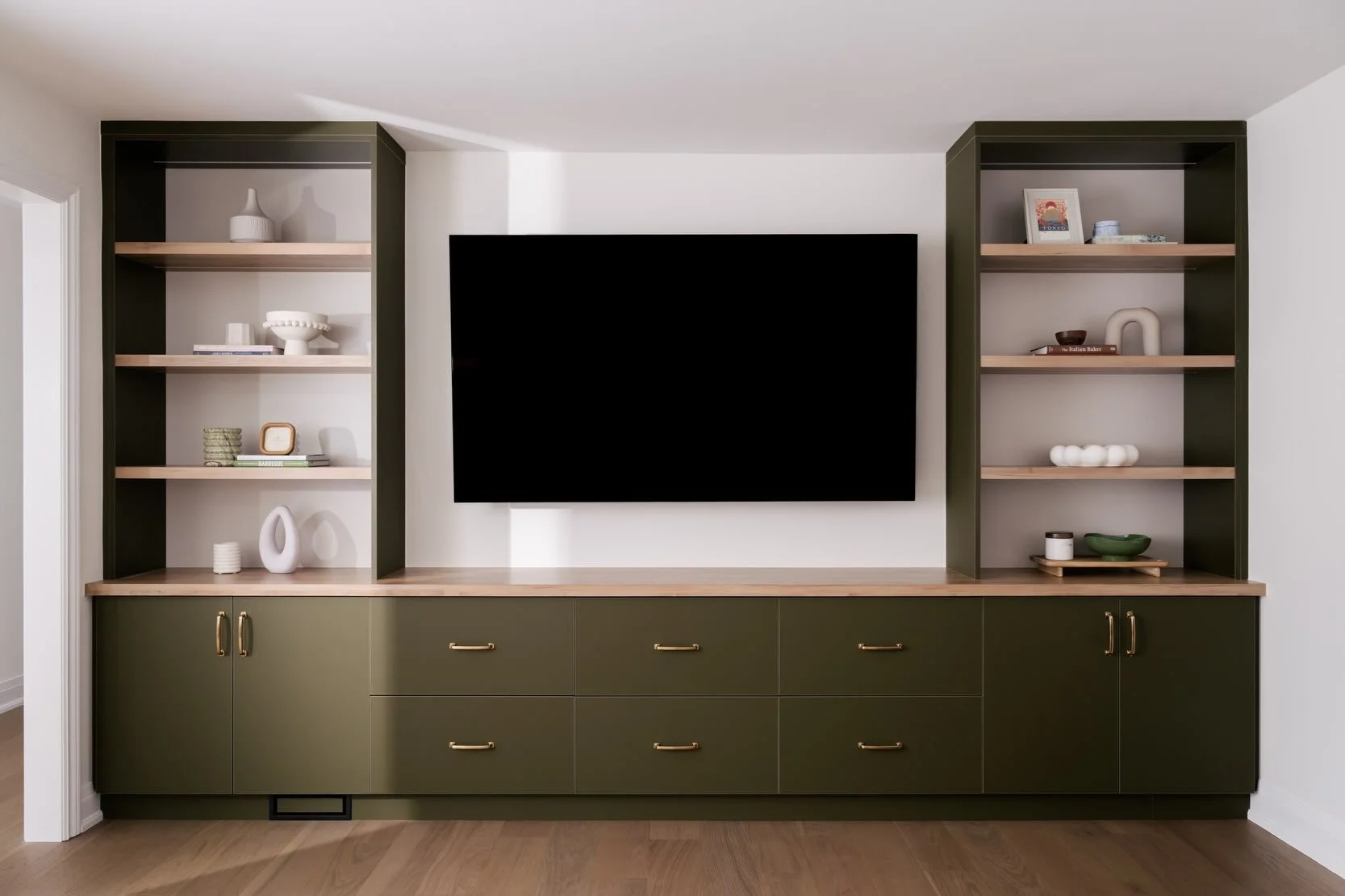 Here&rsquo;s an option for adding fall colours to your built-in shelves and media unit. And some nice lighting for that warm glow at night ☺️

Interior design: @creativedesigntherapy 
Photography: @janetkwan

#livingroom #interiordesign #houseandhome