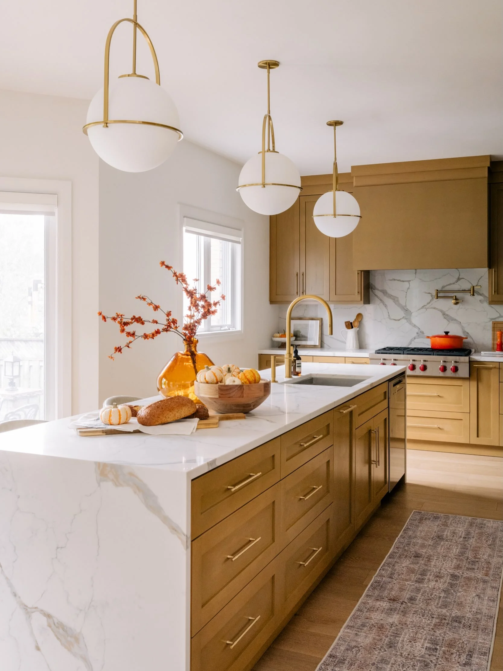 If autumn were a kitchen 🍁🍂 But it doesn&rsquo;t matter what season it is. It&rsquo;s still great for gathering and feasting all year round ☺️

Interior design: @belyndacheninteriors 
Photography: @janetkwan

#interiordesign #kitchen #houseandhome 